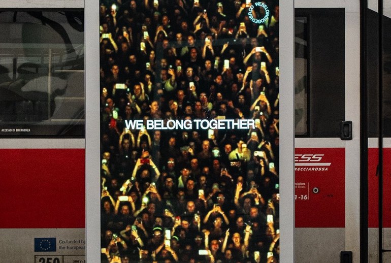 Картинка Гарри Стайлс вернулся? Фанаты обсуждают плакаты с названием будущего альбома