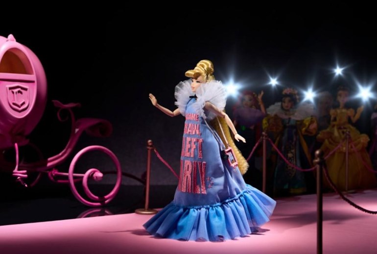 Картинка Viktor & Rolf и Disney представили Золушку со смартфоном