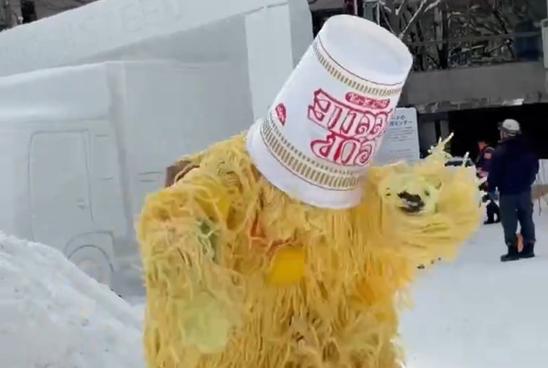 Картинка Японский бренд лапши слепил рекламу из снега