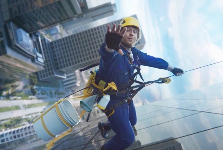 Картинка Pringles показал акробатическое шоу с мойщиками окон