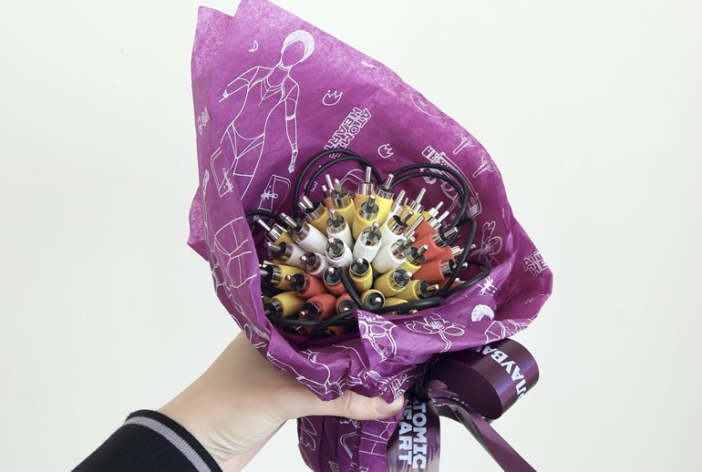 Картинка «Флаувау» и Atomic Heart превратили железо в подарки на гендерные праздники