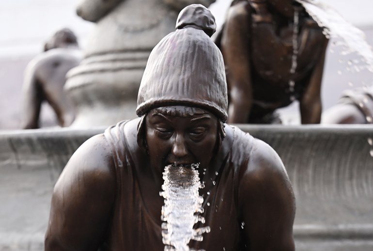 Картинка Channel 4 испортил воду в фонтане ради рекламы сериала  