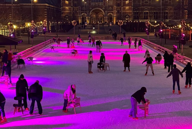 Картинка Нидерландская сеть мебели Loods 5 отправила свои стулья на каток