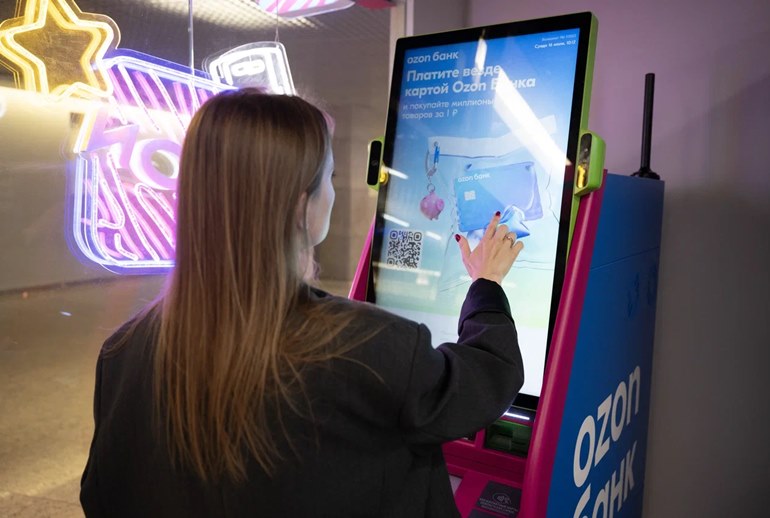 Картинка Ozon Банк начал размещать рекламу на своих банкоматах