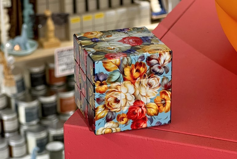 Картинка Жостовский букет расцвел на гранях кубика Рубика