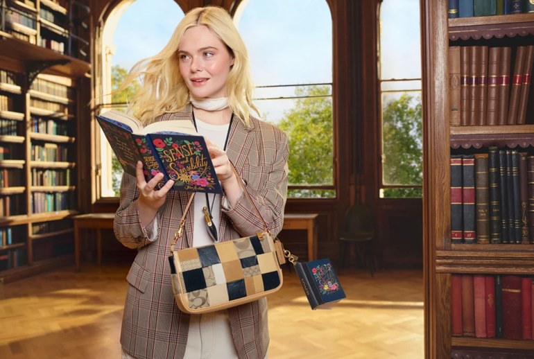 Картинка Coach превратил книги в подвески для сумок и популяризировал чтение у зумеров