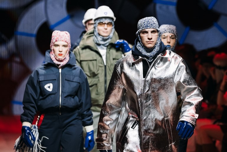 Картинка Рабочая униформа на подиуме: как компании переосмыслили спецодежду на Московской неделе моды