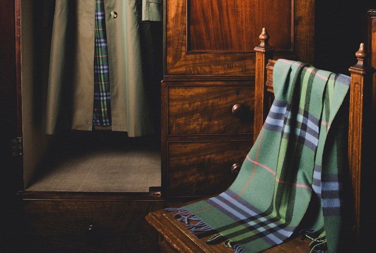 Картинка Burberry создал коллекцию в честь столетия со дня рождения Елизаветы II