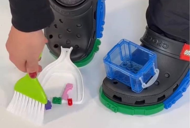 Картинка Американская художница украсила кроксы пылесосом и совком для мусора