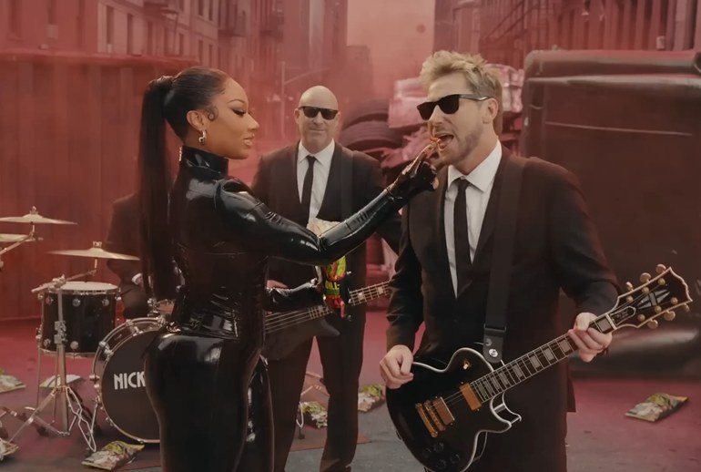 Картинка Nickelback и Megan Thee Stallion сняли каламбурный клип про новый вкус Cheetos