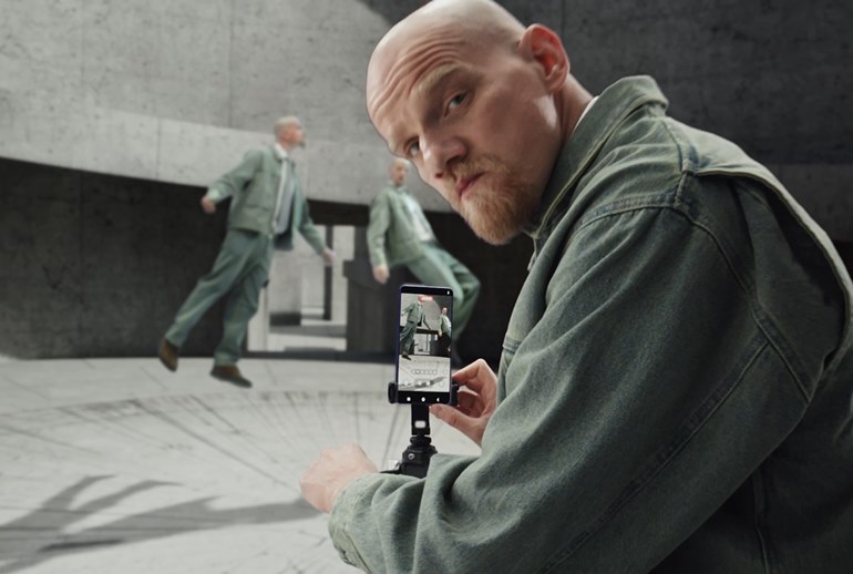 Картинка Юрий Колокольников размножился ради рекламы Galaxy S26 Ultra