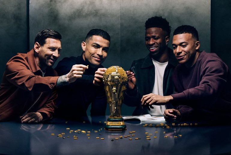 Картинка Lego объединила Месси, Роналду, Мбаппе и Винисиуса на доске конструктора 