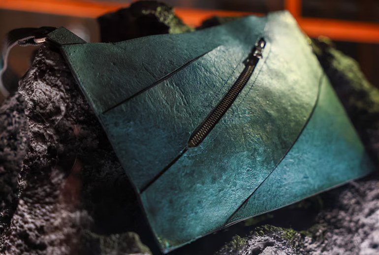 Картинка Бренд Enfin Leve создал первую в мире сумку из кожи тираннозавра