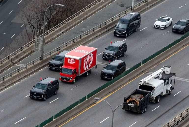 Картинка Грузовик KitKat выехал в окружении внедорожников после пропажи своего шоколада