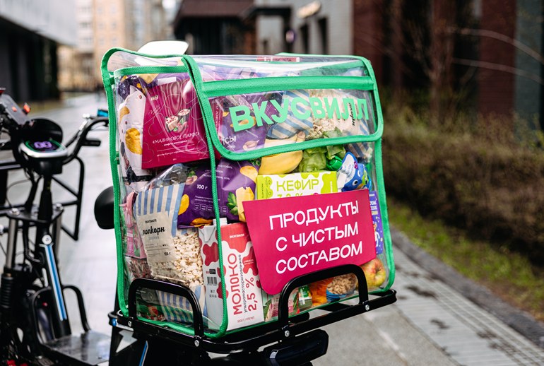 Картинка «ВкусВилл» представил лимитированный набор прозрачных курьерских сумок