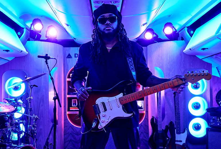 Картинка Авиакомпания Delta позвала звезду R&B на сцену своего самолета