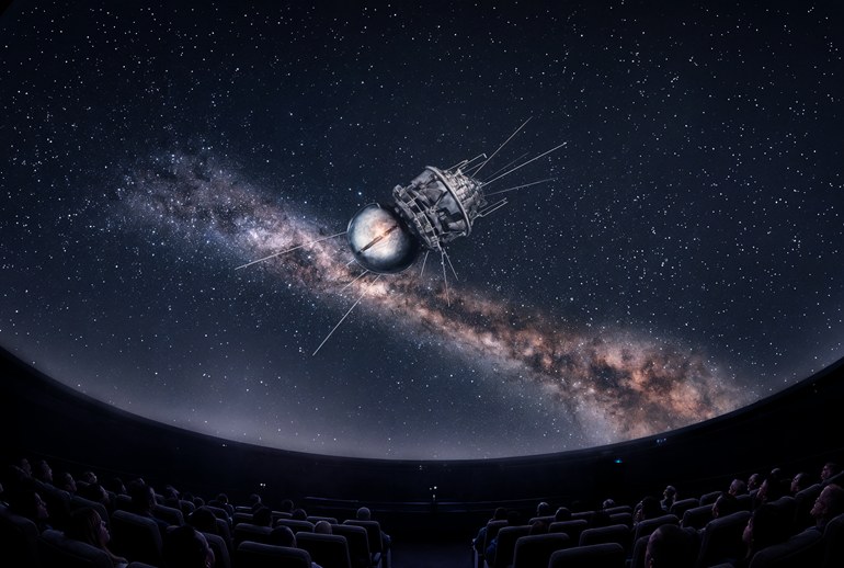 Картинка В День космонавтики «Сбер» провел премьерный показ иммерсивного фильма «Шаг в бесконечность»