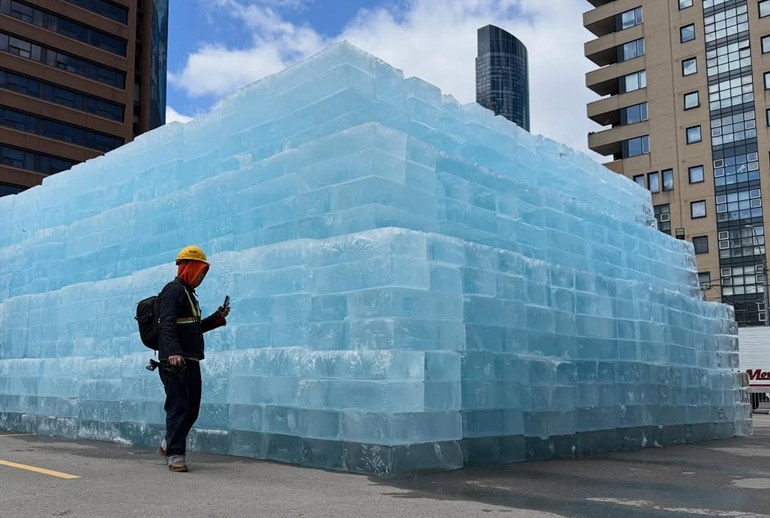 Картинка Дрейк спрятал дату выхода своего альбома в ледяной скульптуре
