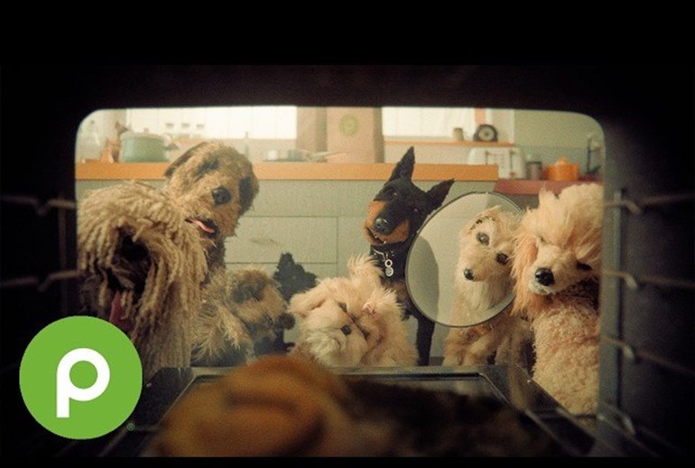 Картинка Говорящие куклы-собаки испекли пирог любви для рекламы супермаркетов