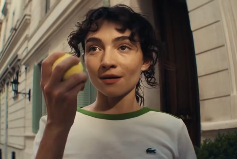 Картинка Lacoste отправил девушку бежать через весь Париж за теннисным мячом