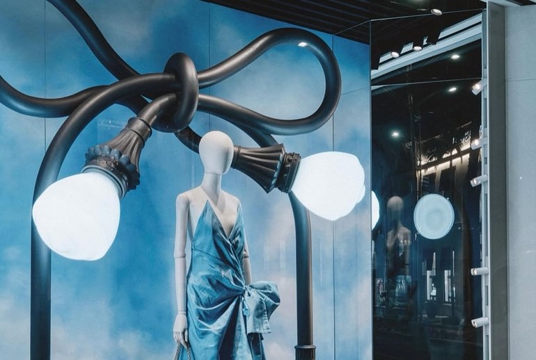 Картинка Такси и кривые фонари стали скульптурами для витрин Dior 