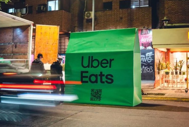 Картинка Uber Eats упаковал рестораны в Аргентине в гигантские пакеты для доставки