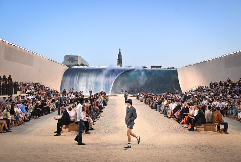 Картинка Louis Vuitton отправил своих моделей на серфинг в Париже