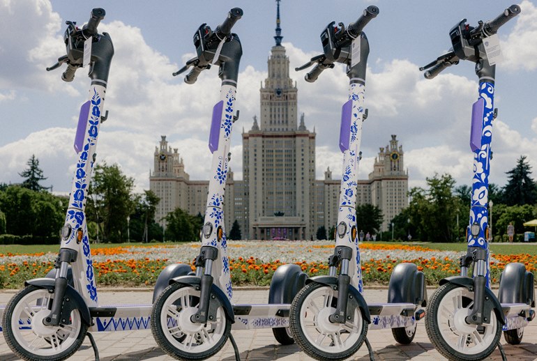 Картинка «Юрент» и «Гжель» превратили самокаты в арт-объекты ручной работы