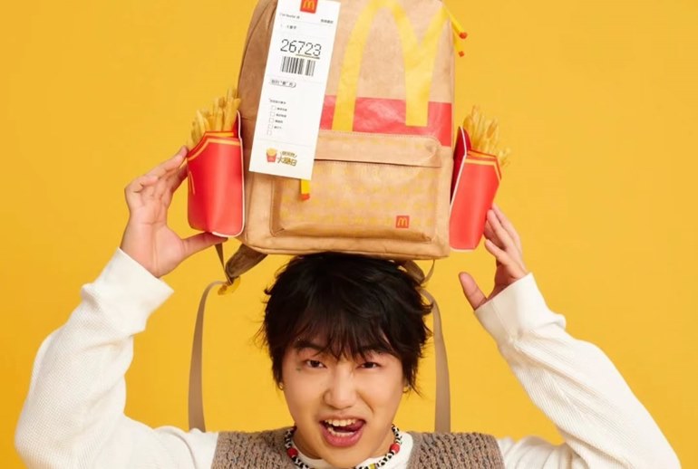 Картинка McDonalds предложил картошку фри навынос в рюкзаке