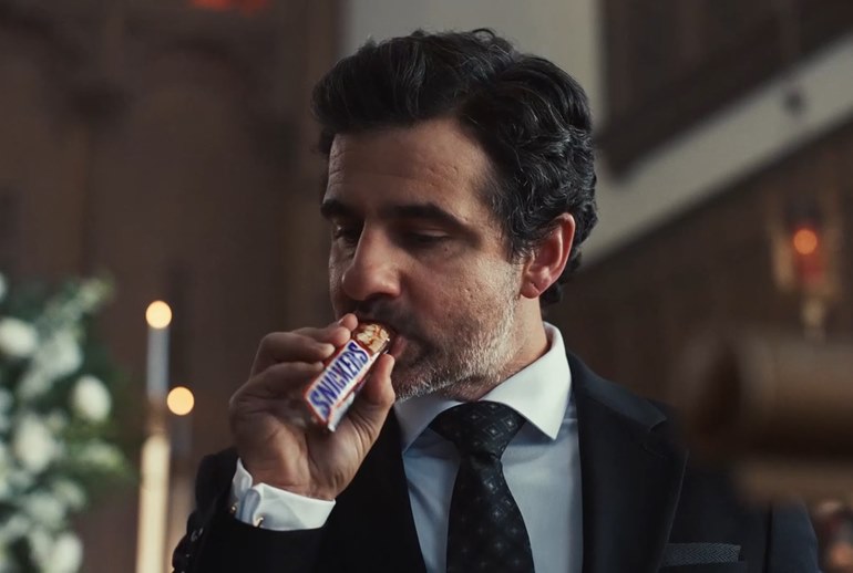 Картинка Snickers превратил рекламу в сатиру про ИИ на похоронах