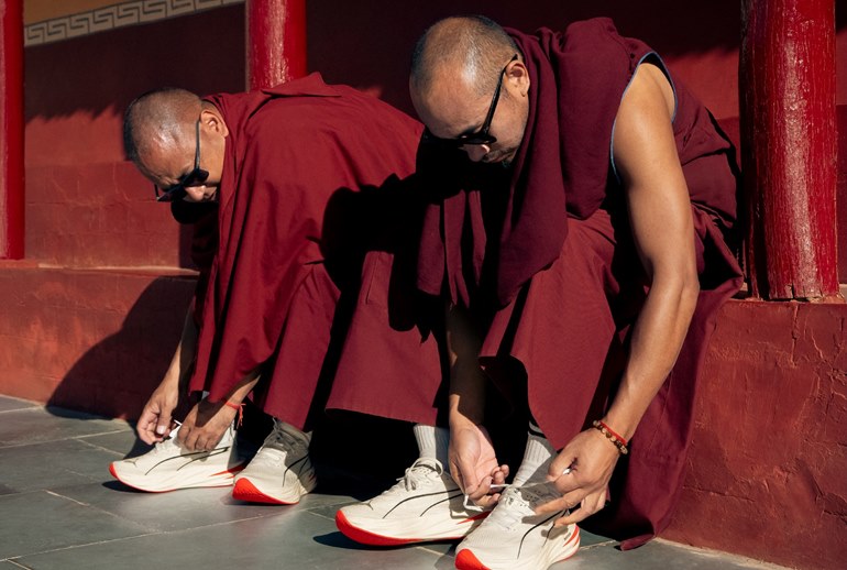 Картинка Puma в Индии привлекла буддийских монахов для рекламы кроссовок