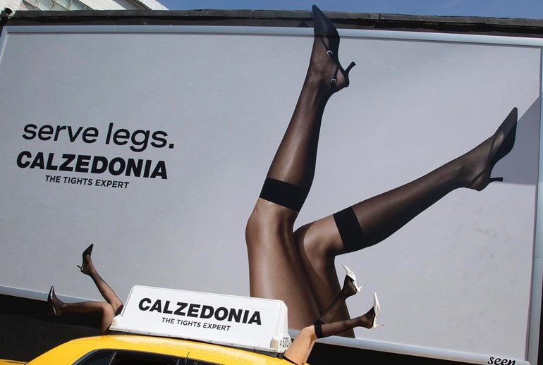 Картинка Calzedonia приехала на Неделю моды в Нью-Йорке с парой ног на такси