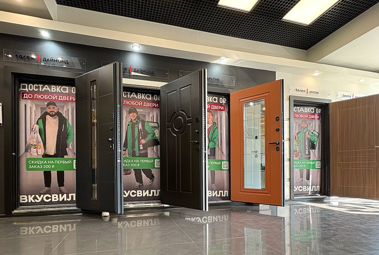 Картинка «ВкусВилл» превратил в рекламную площадку пространство за демонстрационными дверьми 