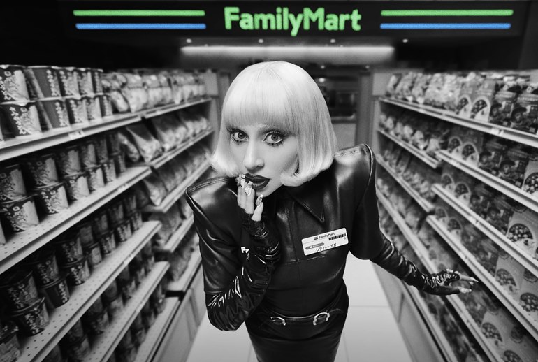 Картинка Леди Гага встала за кассу в новой рекламе сети FamilyMart