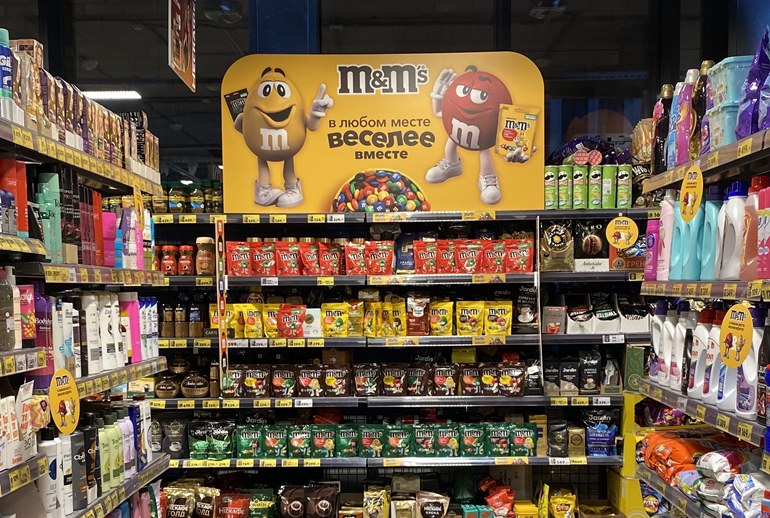 Картинка «Пятерочка» и M&M’s превратили супермаркет в съемочную студию