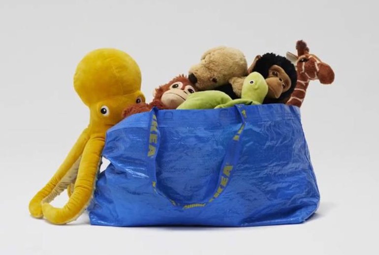 Картинка IKEA поздравила свою легендарную синюю сумку с 30-летием