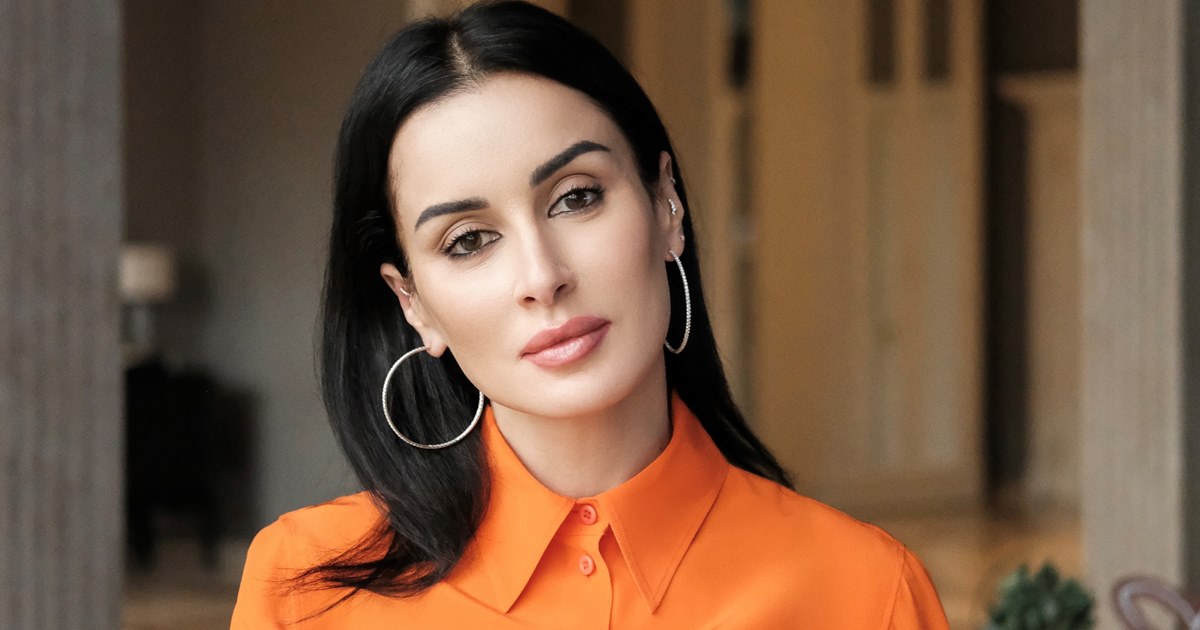 Неліктен қыздар оргазм кезінде зәр шығарады? Мүйізді мұсылман әйел Миа Халифа диванда екі қара жігітпен