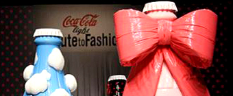Картинка Бутылки Coca Cola Light в роли моделей и благотворительниц