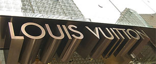 Картинка Рекламную компанию Louis Vuitton запретели из-за швеи с иголкой на плакатах