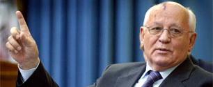 Картинка Горбачев наградил премиями основателя CNN и отца WWW