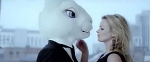 Картинка Кейт Мосс соблазнила гигантского кролика в новой рекламе модной одежды