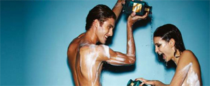 Картинка В новой рекламе Tom Ford облил голых моделей духами