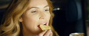 Картинка В эфир вышла реклама чипсов с топ-моделью Эль Макферсон