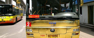Картинка В Китае появился рекламный золотой автобус    