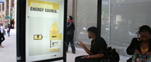 Картинка Зарядить свой телефон на автобусной остановке поможет Vitaminwater