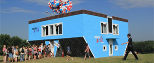 Картинка Перевернутый дом Kenzo Wild House - реклама вверх тормашками