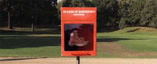 Картинка Converse поместил зимнюю обувь в будки, которые можно открыть «в экстренном случае»