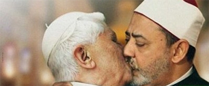 Картинка Ватикан возмутился из-за рекламы Benetton, в которой «целуются» папа римский и имам