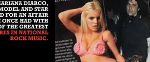 Картинка Исполняя песню, мужчина обнажает модель Playboy – digital-кампания журнала