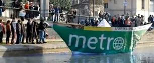 Картинка Газета Metro пустила на воду бумажный кораблик для рекламы нового дизайна